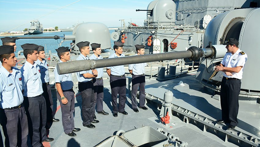 Cadetes de la Escuela Naval a bordo de unidades de Flota de Mar