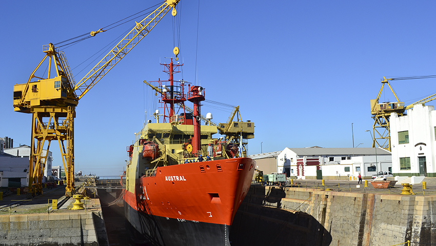 Buque oceanográfico “Austral” en Puerto Belgrano