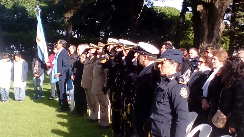 Ceremonia por el Día de la Armada en el faro Quequén