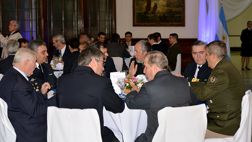 Cena de camaradería en Puerto Belgrano