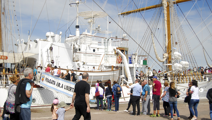 La fragata ARA «Libertad» fue visitada por una multitud