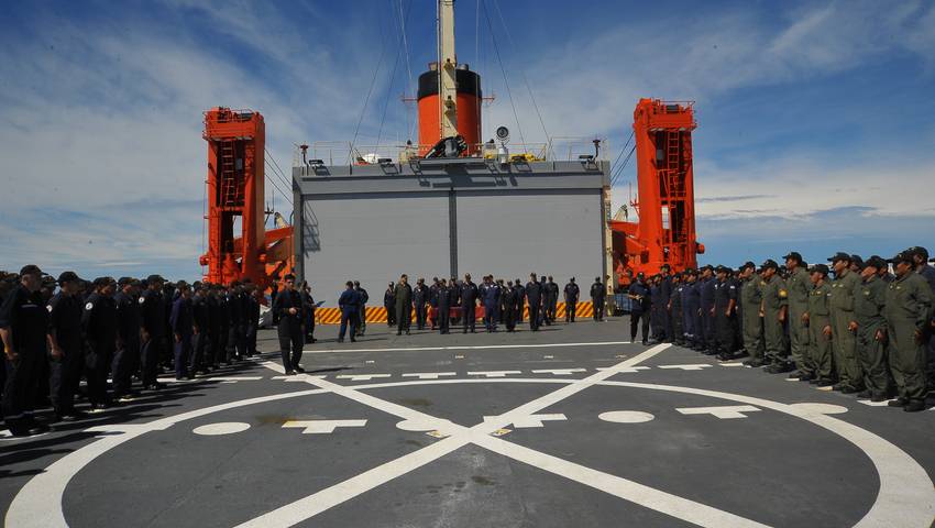 Se entregaron jinetas al personal de la Armada y el Ejército que ascendió