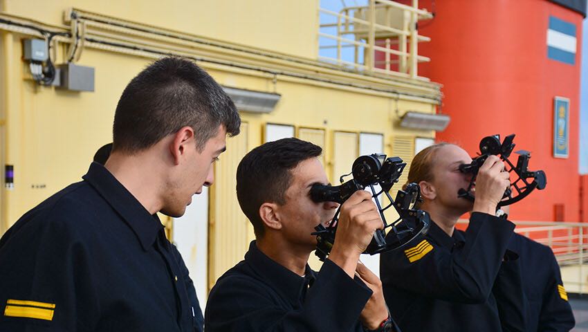 Cadetes de la Escuela Naval Militar embarcaron en el “Irízar”