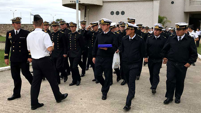 Ofrenda floral y visita a la Escuela Naval de Uruguay