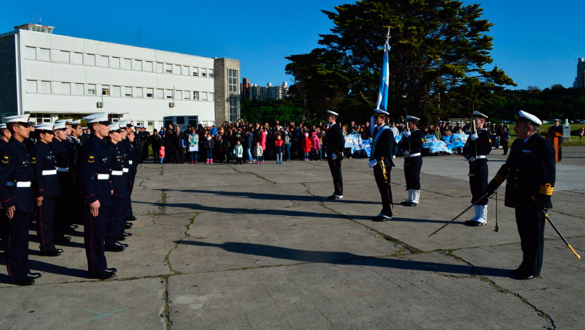 Ceremonia en el Día de la Bandera