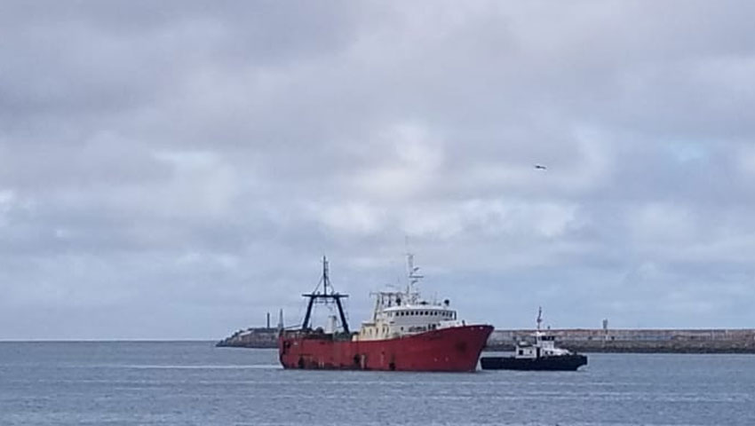 El buque pesquero Beagle I al arribo al puerto de Mar del Plata acompañado por un remolcador