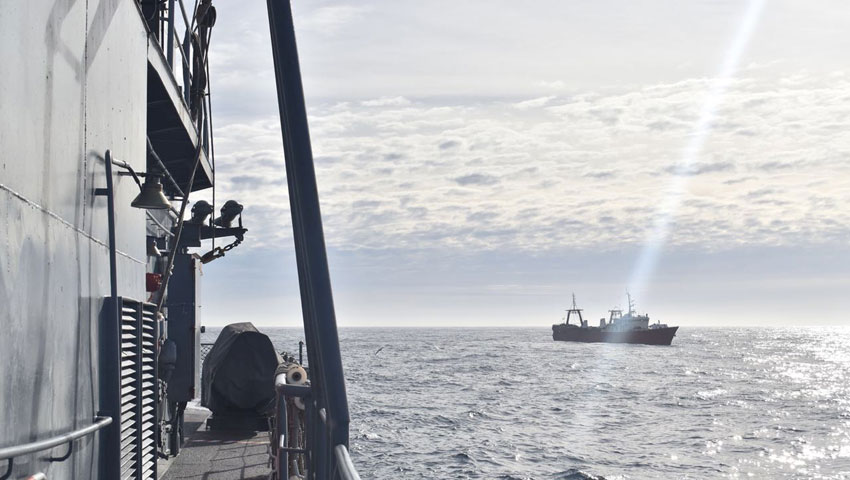 La Corbeta ARA Espora de la Armada Argentina escoltó a los pesqueros
