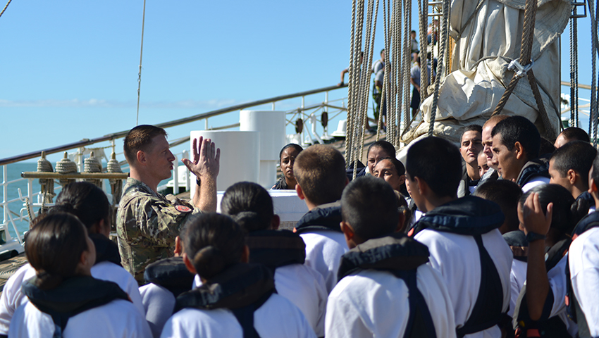Cadetes de la Escuela Naval Militar recorren destinos de la Zona Puerto Belgrano