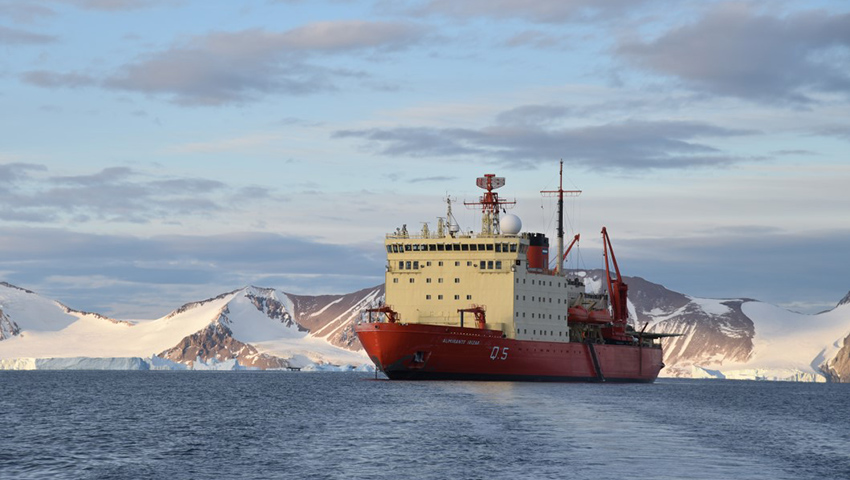 El rompehielos ARA “Almirante Irízar” en base San Martín