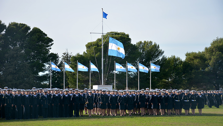 Jura a la Bandera y entrega de espadas en Puerto Belgrano