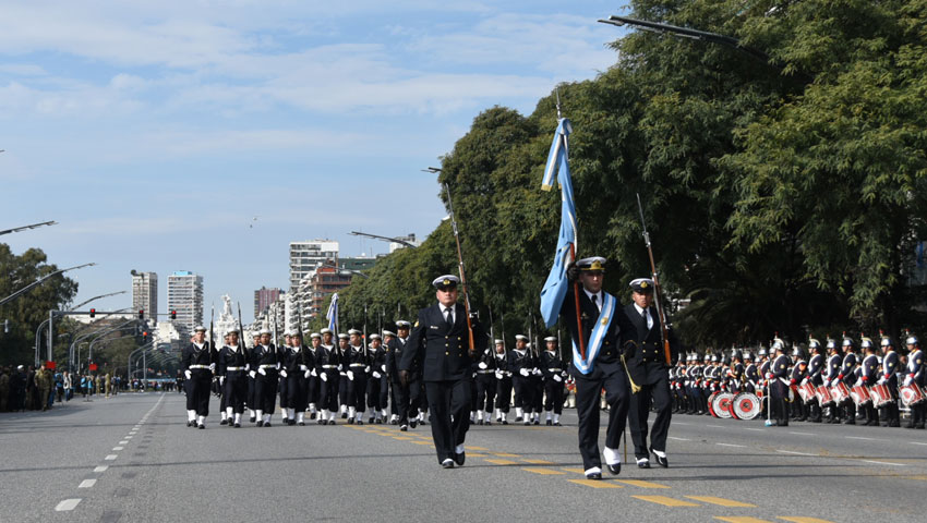 Gran desfile militar por Avenida del Libertador en el Día de la Independencia