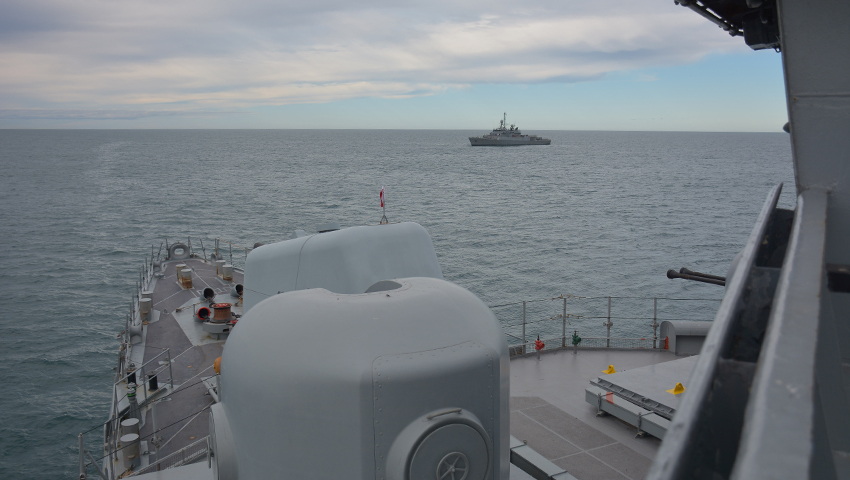 Aproximación entre el destructor ARA “Almirante Brown”y la corbeta ARA“Espora”