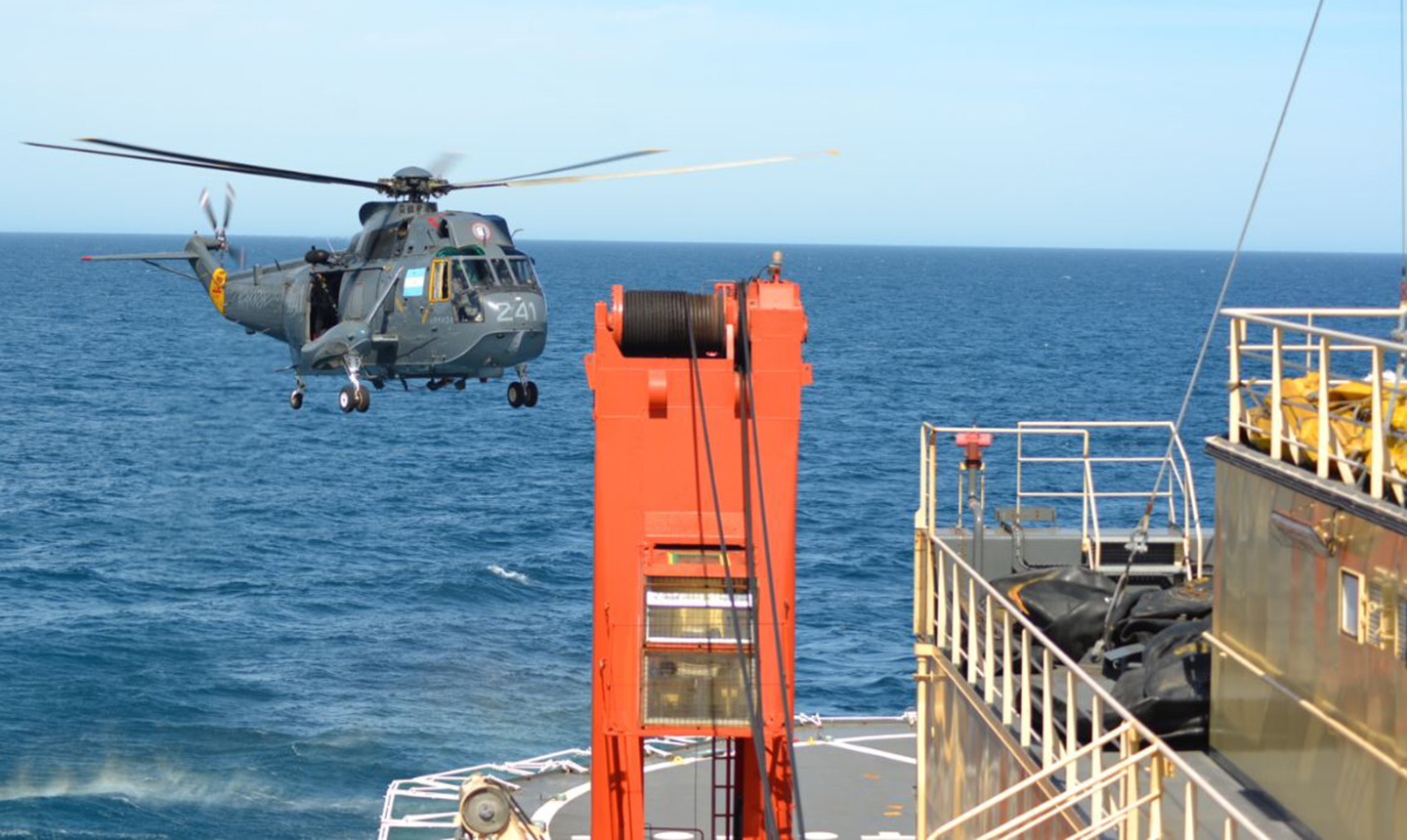 Se incorporaron los helicópteros Sea King a bordo del rompehielos ARA “Almirante Irízar”