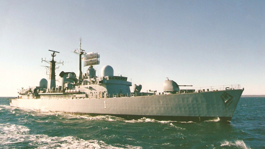 Ruge el mar:  40º aniversario de la Operación Rosario Malvinas-OR-DestructorARAHercules