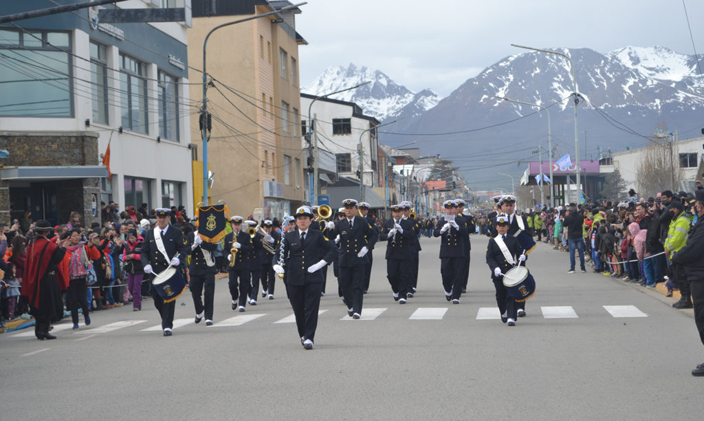 Noticias de la Armada - Página 36 1310_DesfileUshuaia_07-1024x612