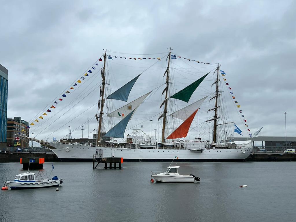 El buque escuela de la Armada Argentina se despidi de Irlanda