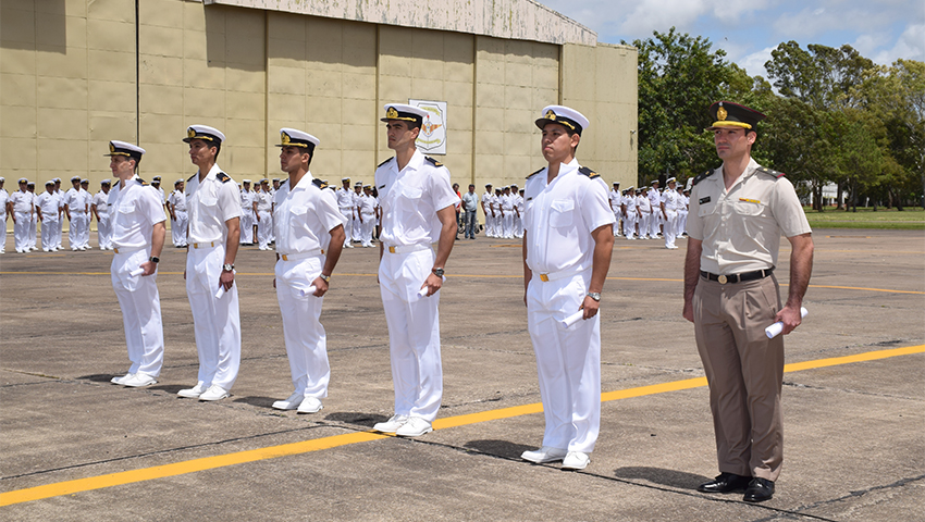 Ceremonia de egreso de pilotos en la Escuela de Aviación Naval
