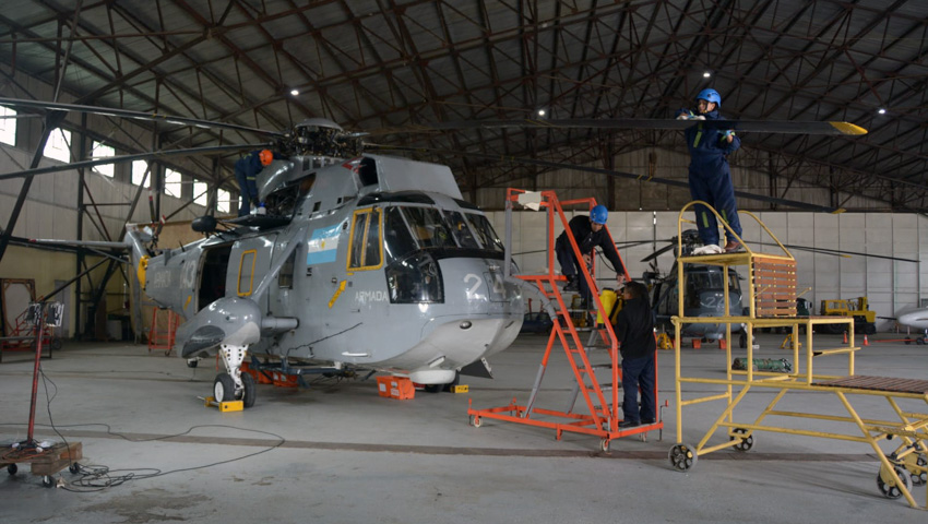 Los helicópteros Sea King que participan de la Campaña Antártica de Verano realizan su mantenimiento