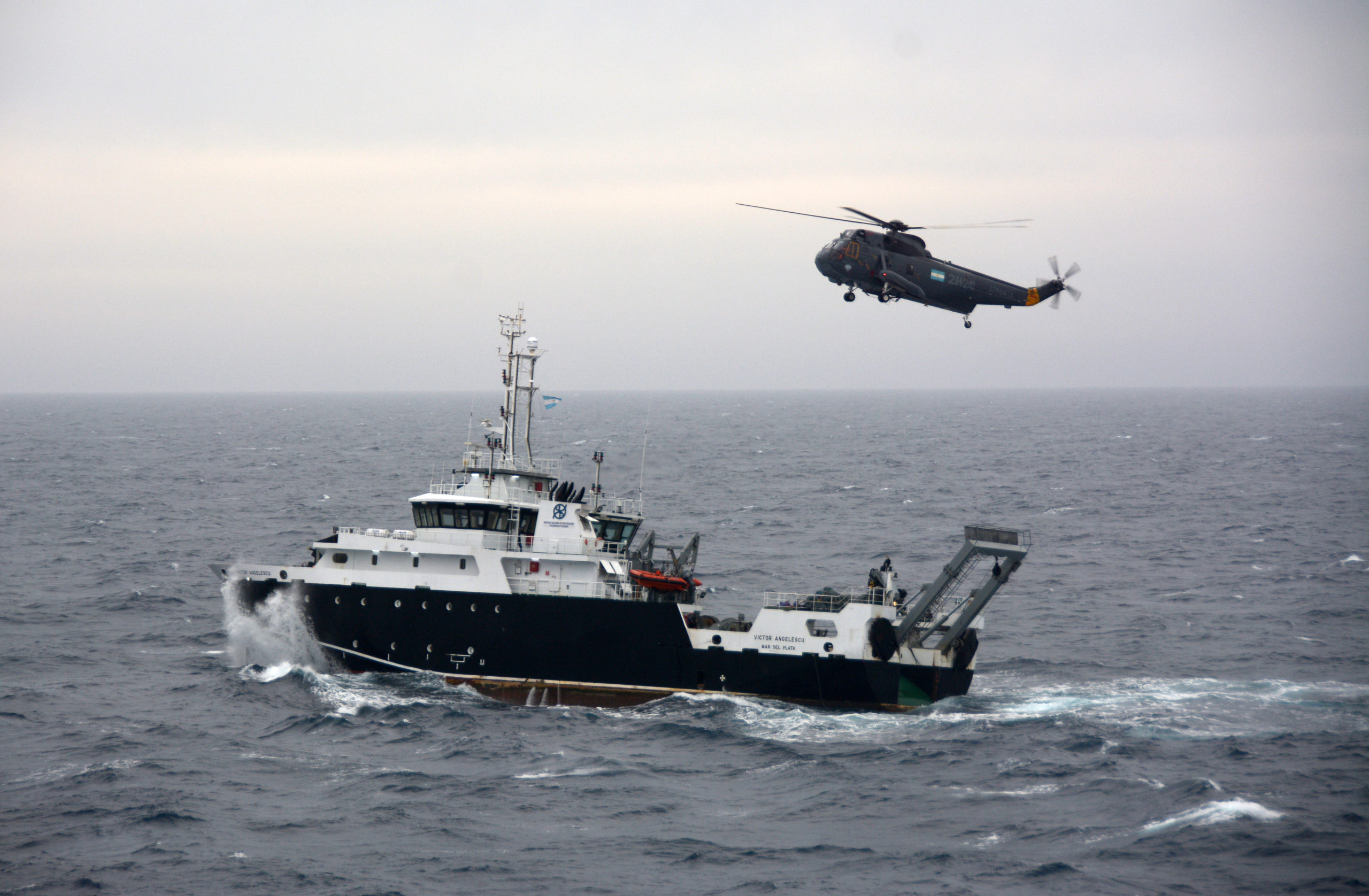 El “Almirante Irízar” brindó asistencia médica en el mar al buque de investigación “Víctor Angelescu”
