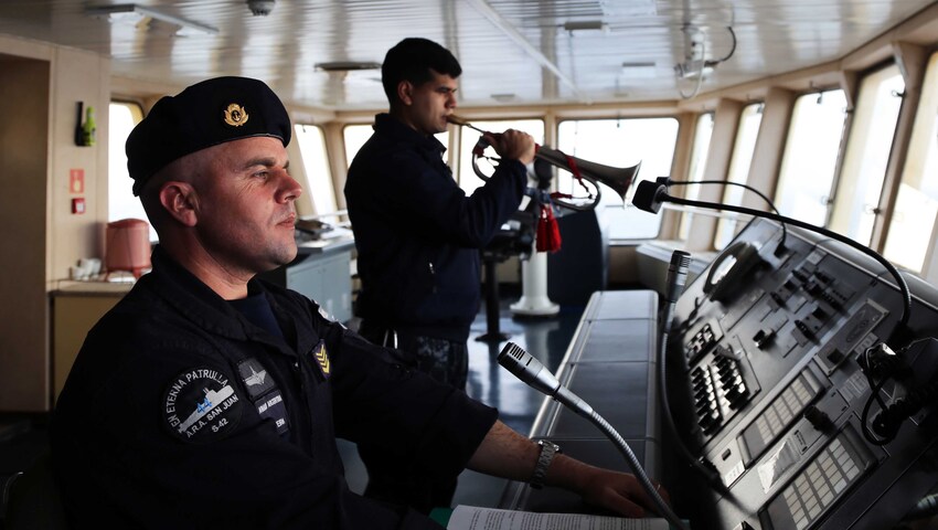 El “Almirante Irízar” rindió honores a los tripulantes del ARA “San Juan”