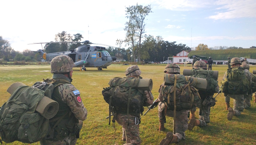 Instrucción y adiestramiento en técnicas helitransportadas en la Base Naval Zárate