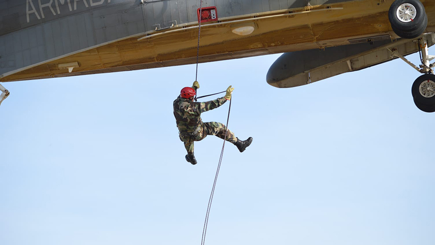 Adiestramiento de los equipos de rescate de la Aviación Naval