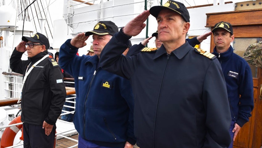 La fragata ARA “Libertad” rindió homenaje a los 44 tripulantes del submarino ARA “San Juan”