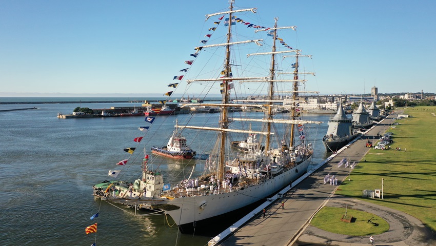 La fragata ARA “Libertad” arribó a la ciudad de Mar del Plata