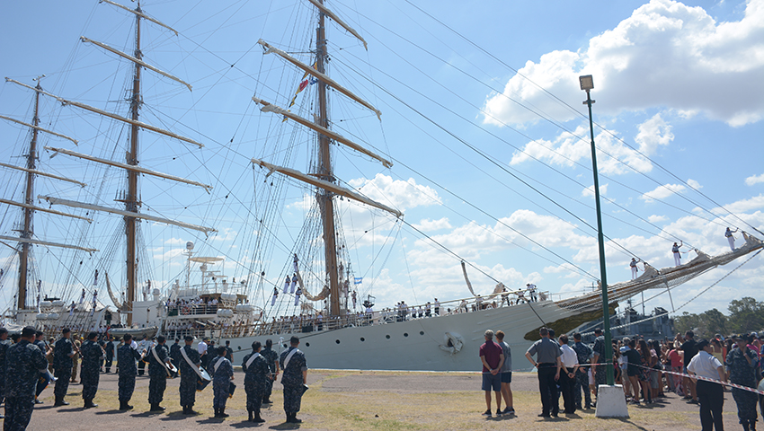 La fragata ARA “Libertad” realiza actividades en Puerto Belgrano