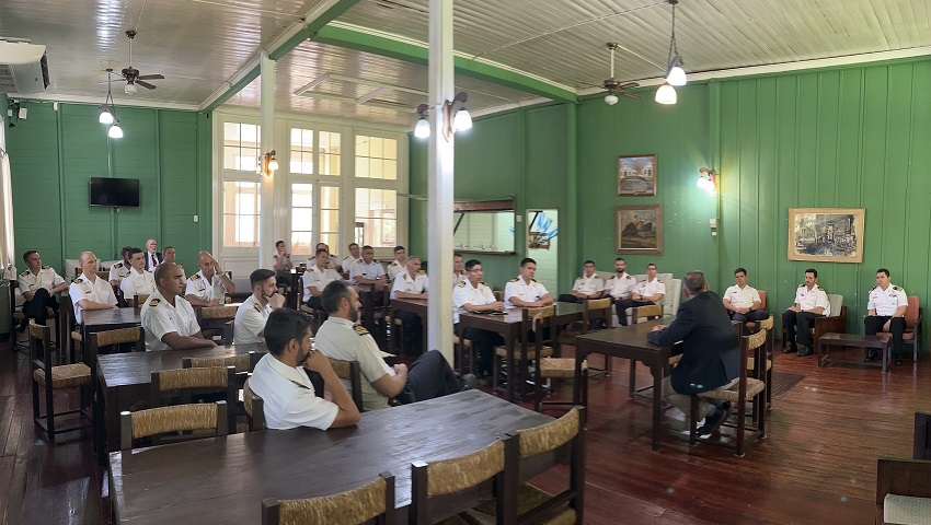 Oficiales alumnos de la Escuela de Guerra tuvieron una clase en el Museo Naval de la Nación