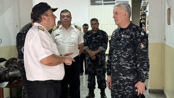 El Comandante de Adiestramiento y Alistamiento de la Armada visitó la Escuela de Aprendices