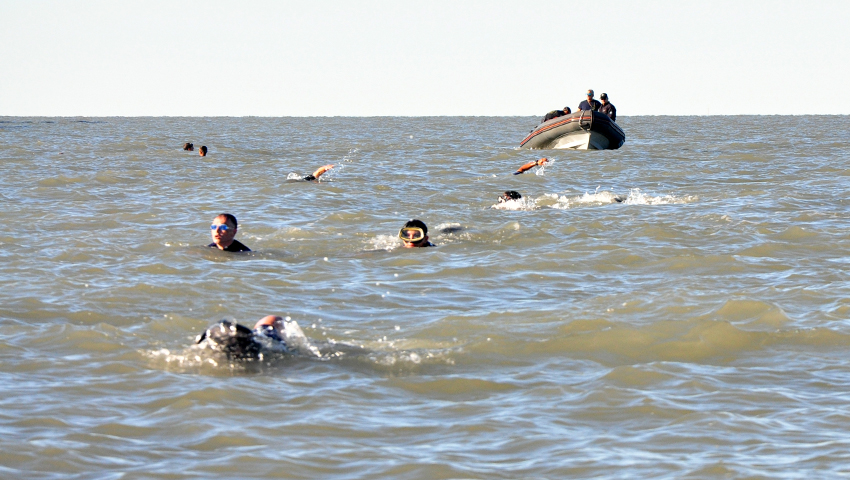 Buzos del Servicio de Salvamento de la Armada realizaron nado a mar abierto