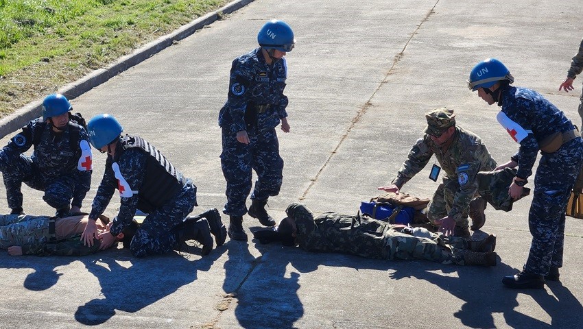 Personal de la Armada participó de una demostración de cerco y búsqueda/rescate en CAECOPAZ