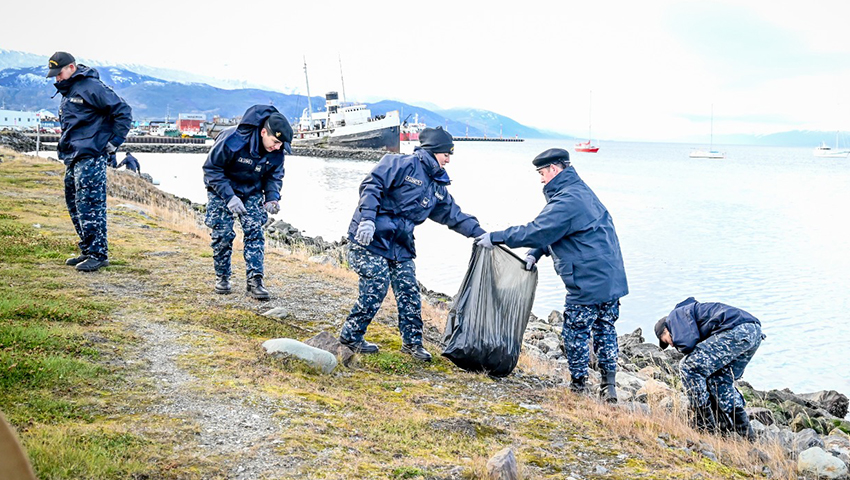 Personal del Área Naval Austral participó de una jornada de limpieza integral de la costa
