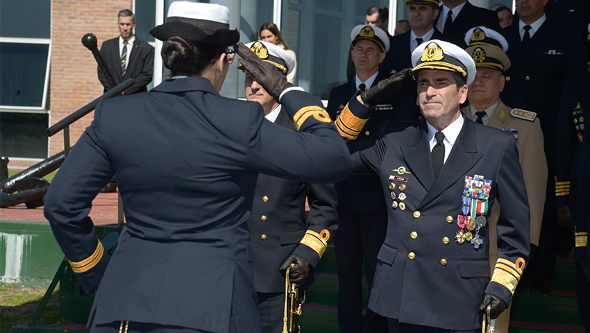 <h3><font color=#FFFFFF>El Jefe de Estado Mayor General de la Armada encabezó la ceremonia de entrega de uniformes del Liceo Naval Militar “Almirante Guillermo Brown”</font></h3>